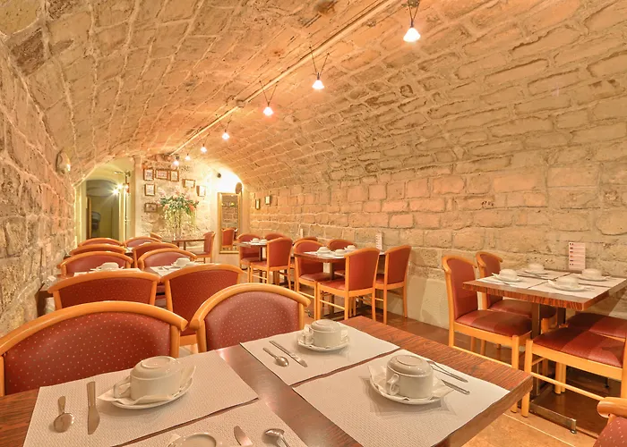 121 Paris Hotel